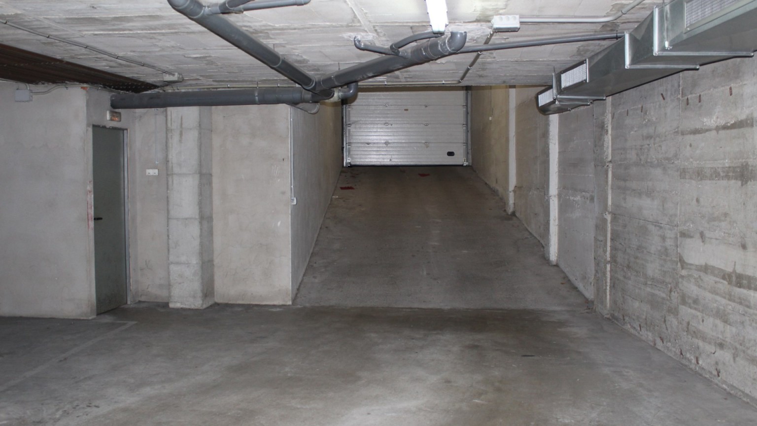 Parking place of 9,90 m²