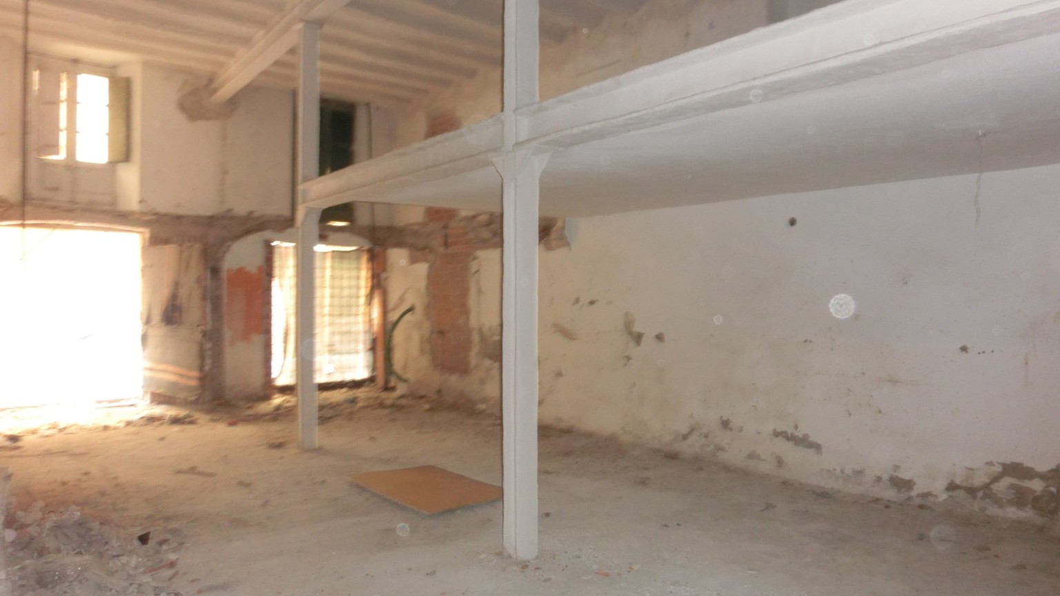 Premises for rent of 100m2 in the center of Figueres. Ideal situation to set up your business.