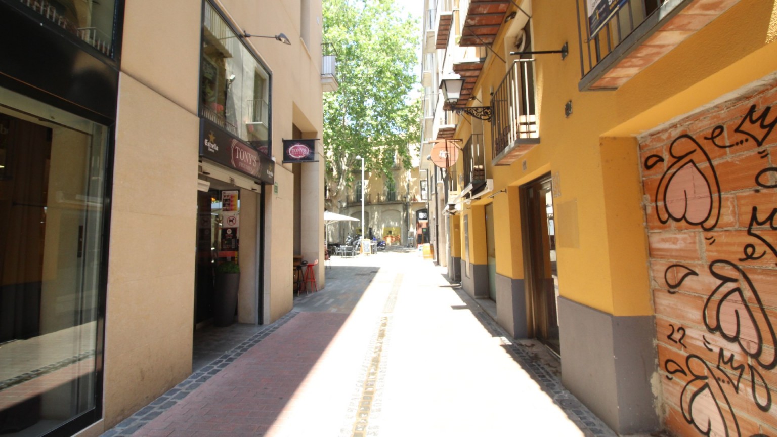Premises for rent of 100m2 in the center of Figueres. Ideal situation to set up your business.