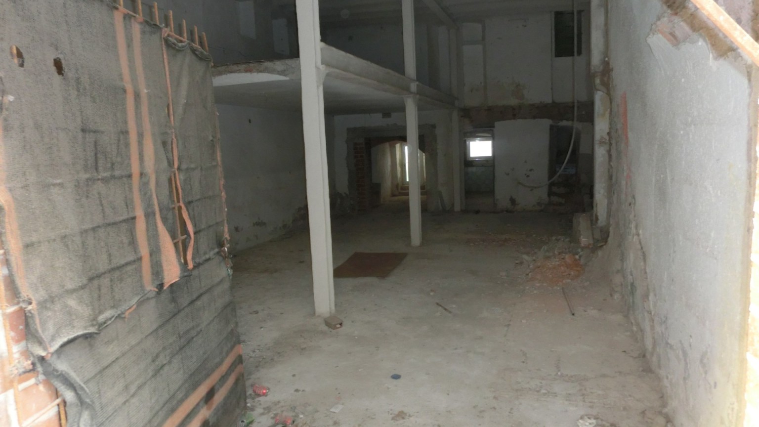 Local  de alquiler de 100m2, en el centro de Figueres