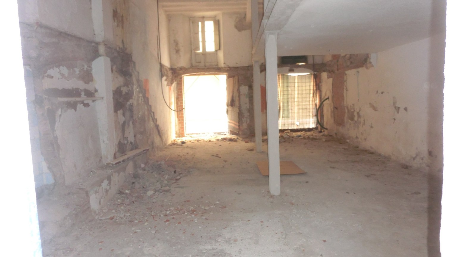 Premises for rent of 100m2 in the center of Figueres. Ideal situation to set up your business.