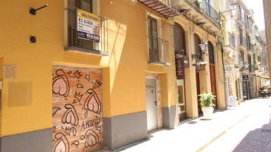 Premises for rent of 100m2 in the center of Figueres. Ideal situation to set up your business.