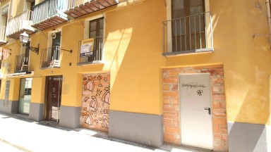 Premises for rent of 100m2 in the center of Figueres. Ideal situation to set up your business.