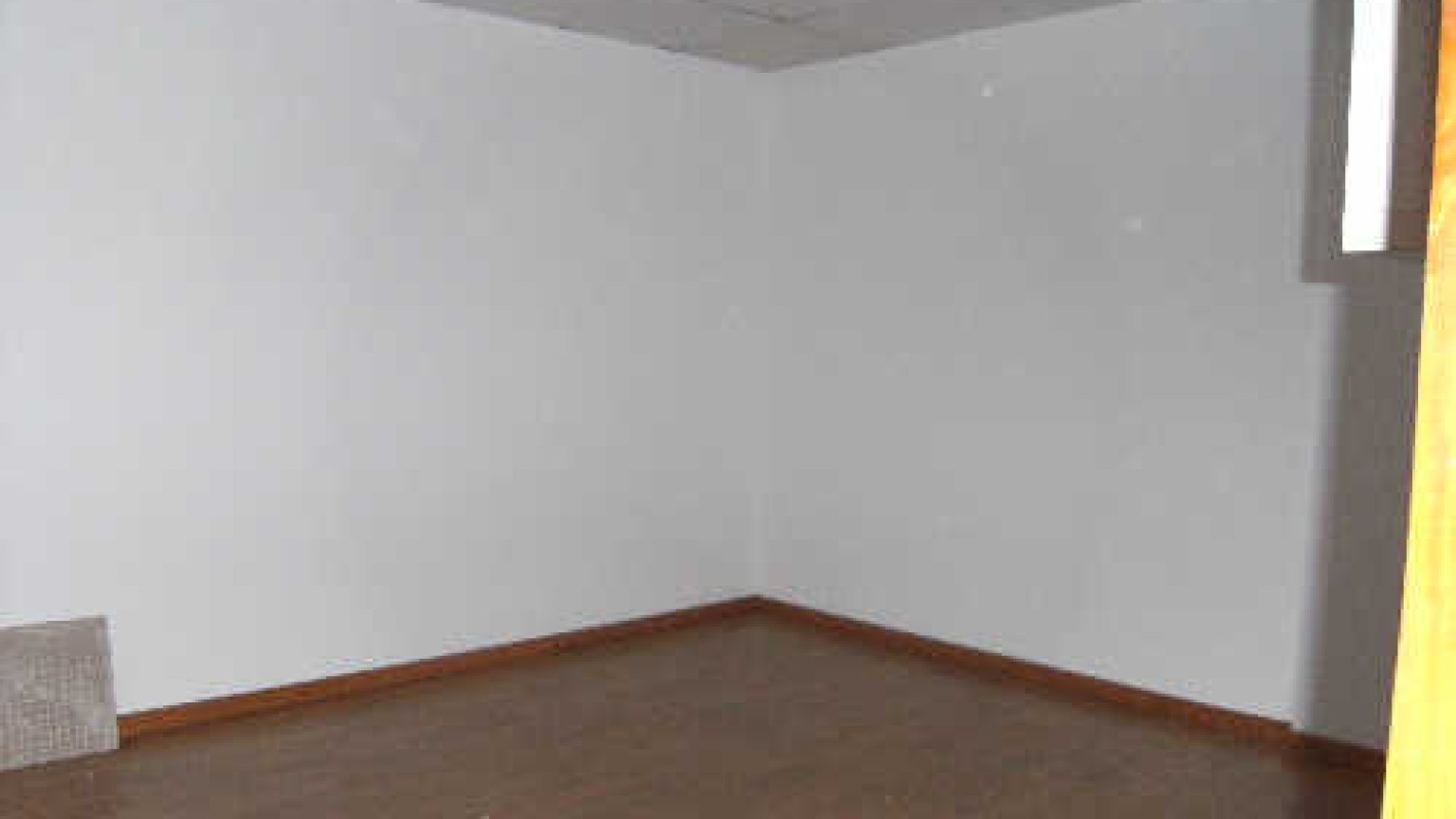 Local comercial esquinero, zona Parc Bosc. Sup.90m².