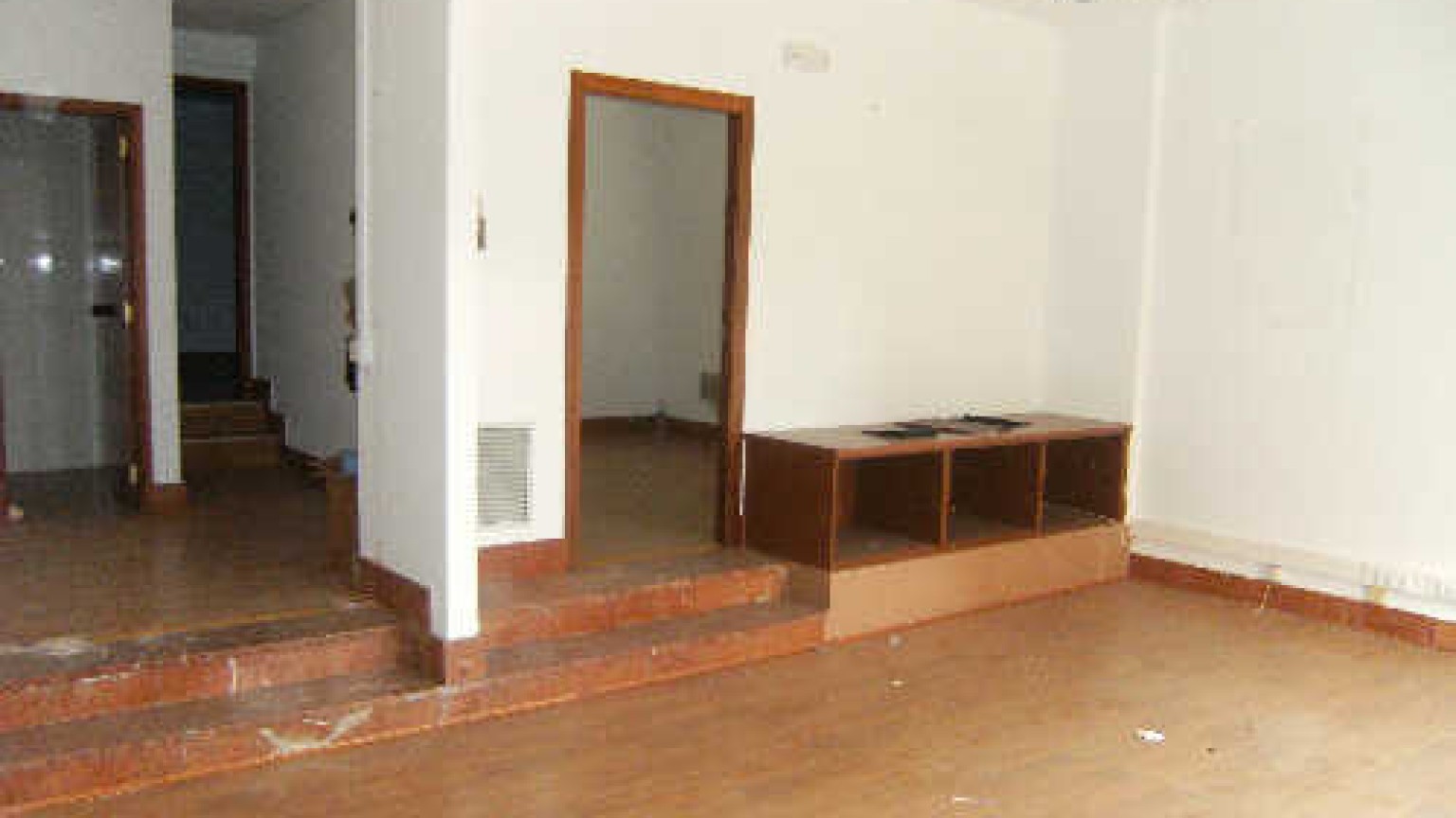 Local comercial esquinero, zona Parc Bosc. Sup.90m².