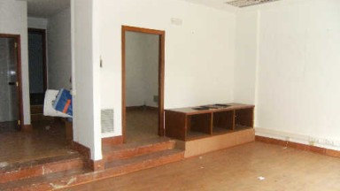 Local comercial esquinero, zona Parc Bosc. Sup.90m².