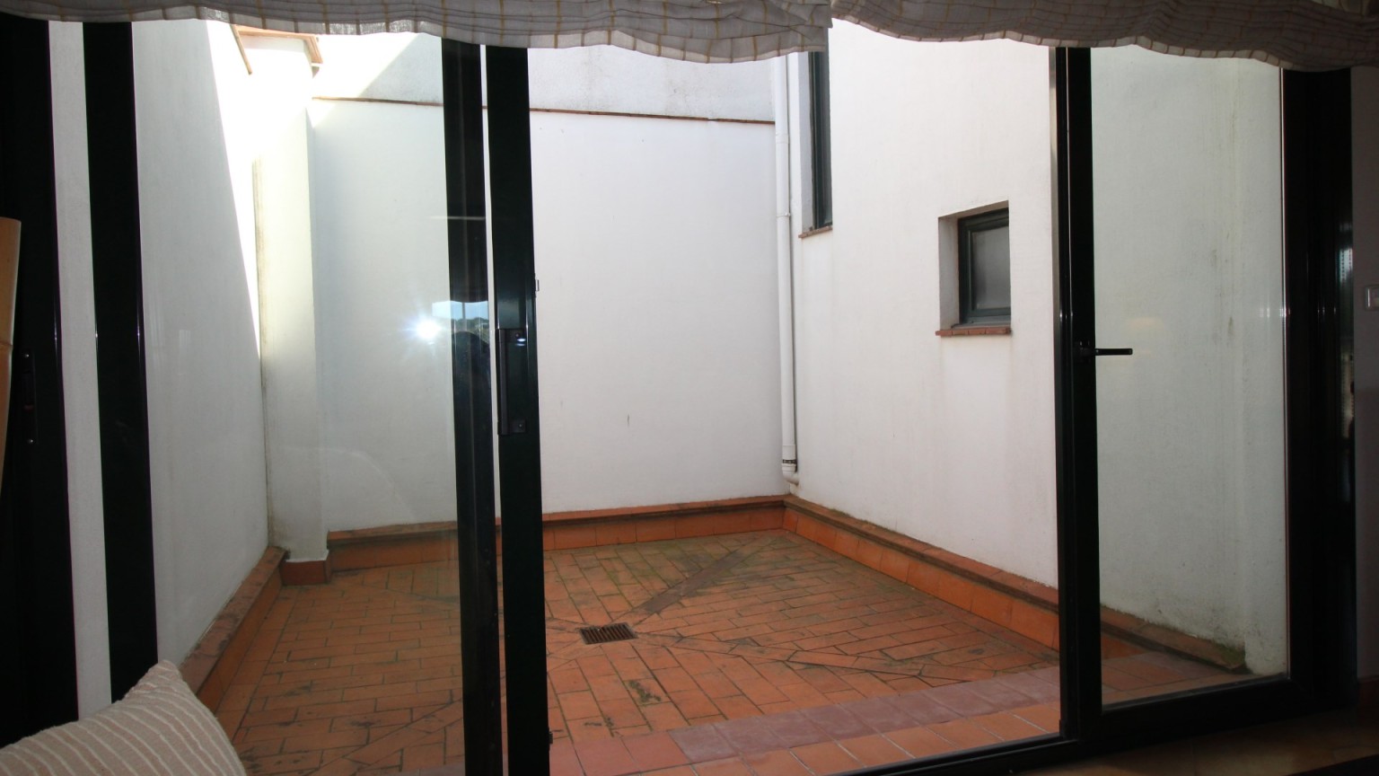 Casa restaurada en venta, situada en Vilafant de planta baja y dos pisos. Buen estado.