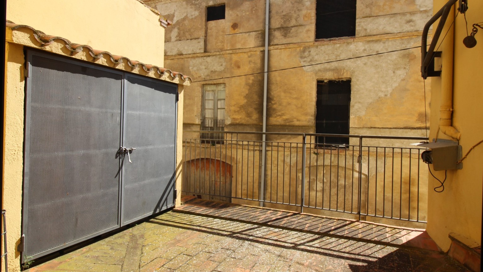 Maison restaurée à vendre, située à Vilafant, rez-de-chaussée et deux étages. Bon état.