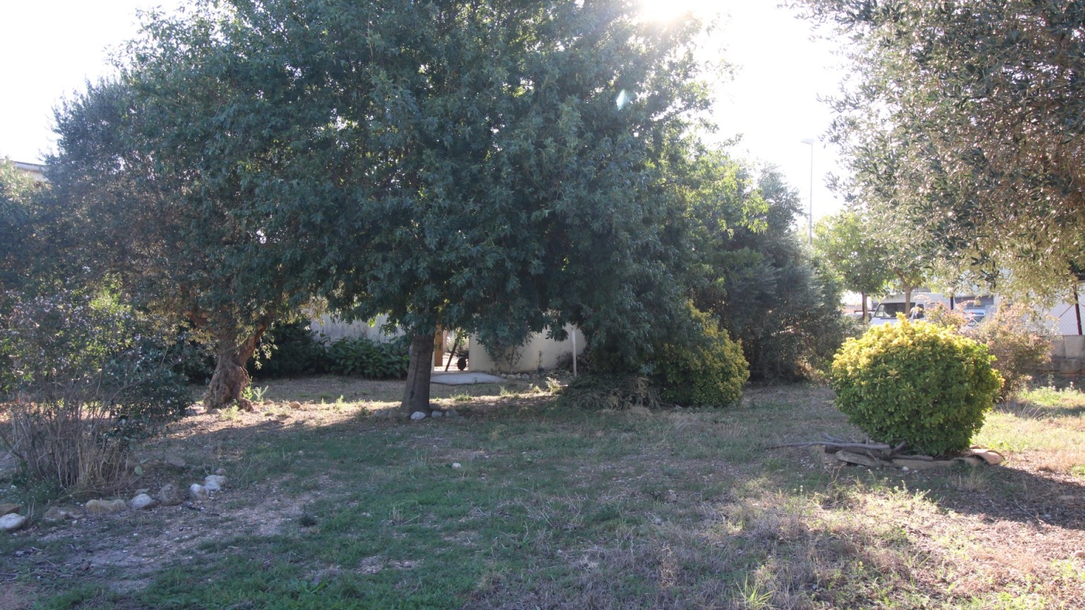 Masia rústica en venta, situada en Vilafant con terreno de 6.561m² y una granja.