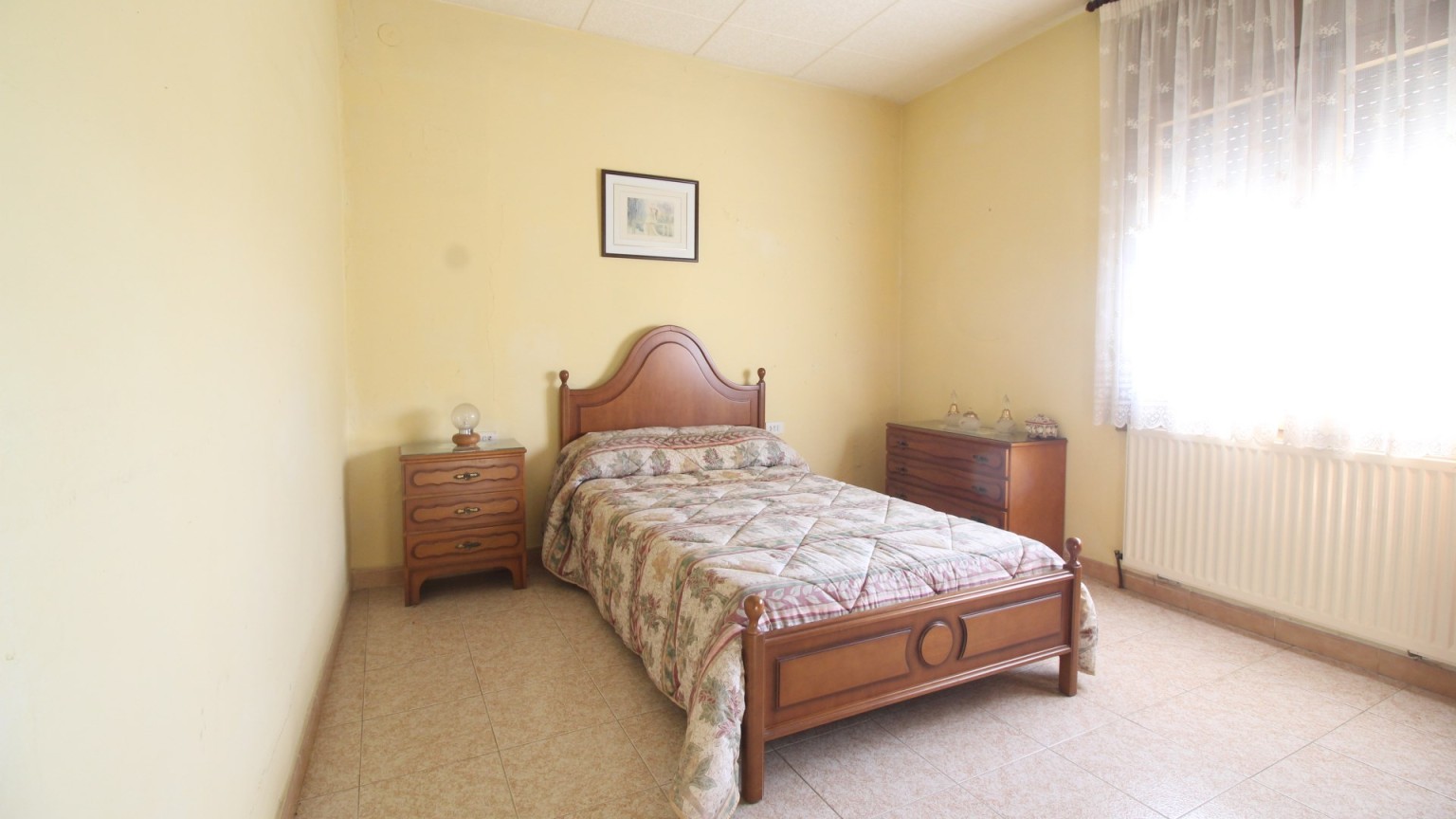 Masia rústica en venta, situada en Vilafant con terreno de 6.561m² y una granja.