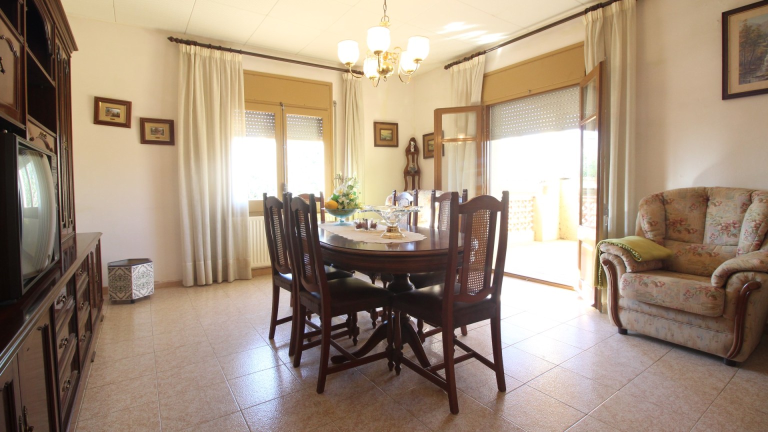 Masia rústica en venta, situada en Vilafant con terreno de 6.561m² y una granja.