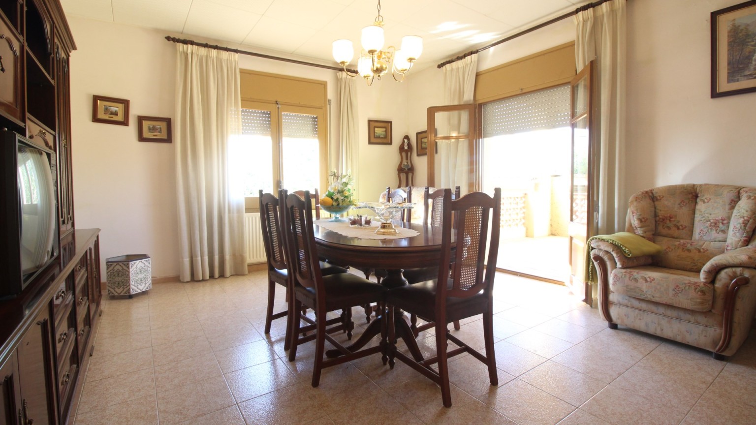 Country house for sale, located in Vilafant with land of 15.309m² and a farm.