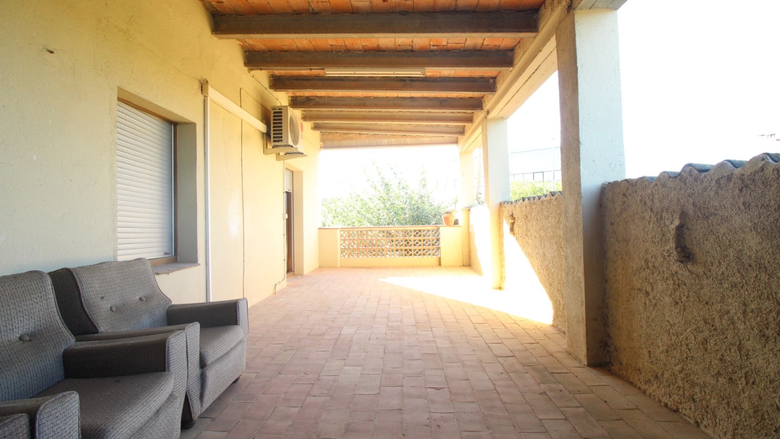 Masia rústica en venta, situada en Vilafant con terreno de 6.561m² y una granja.