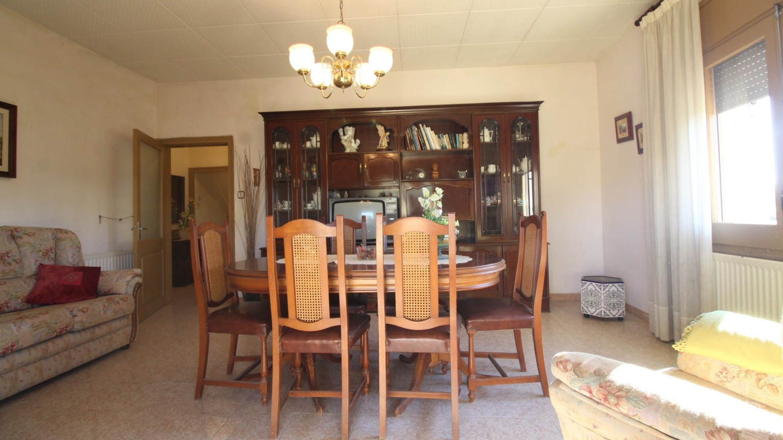 Masia rústica en venta, situada en Vilafant con terreno de 6.561m² y una granja.