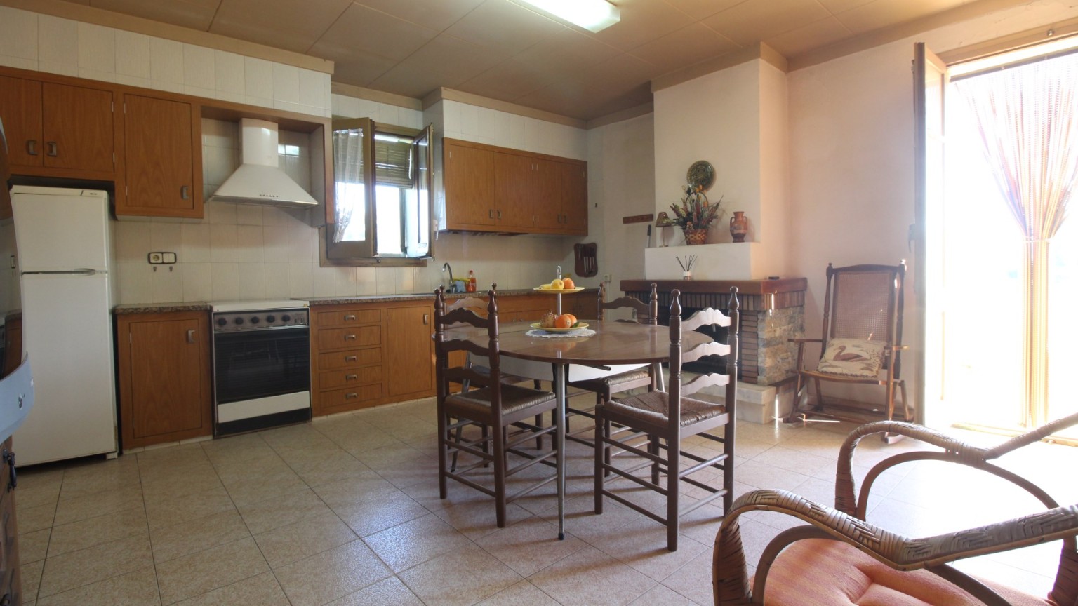 Masia rústica en venta, situada en Vilafant con terreno de 6.561m² y una granja.