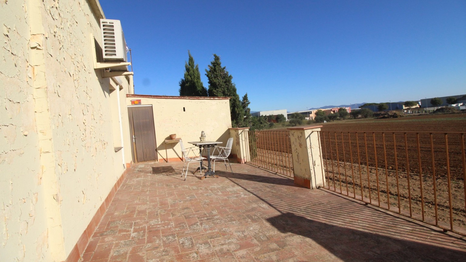 Masia rústica en venta, situada en Vilafant con terreno de 6.561m² y una granja.