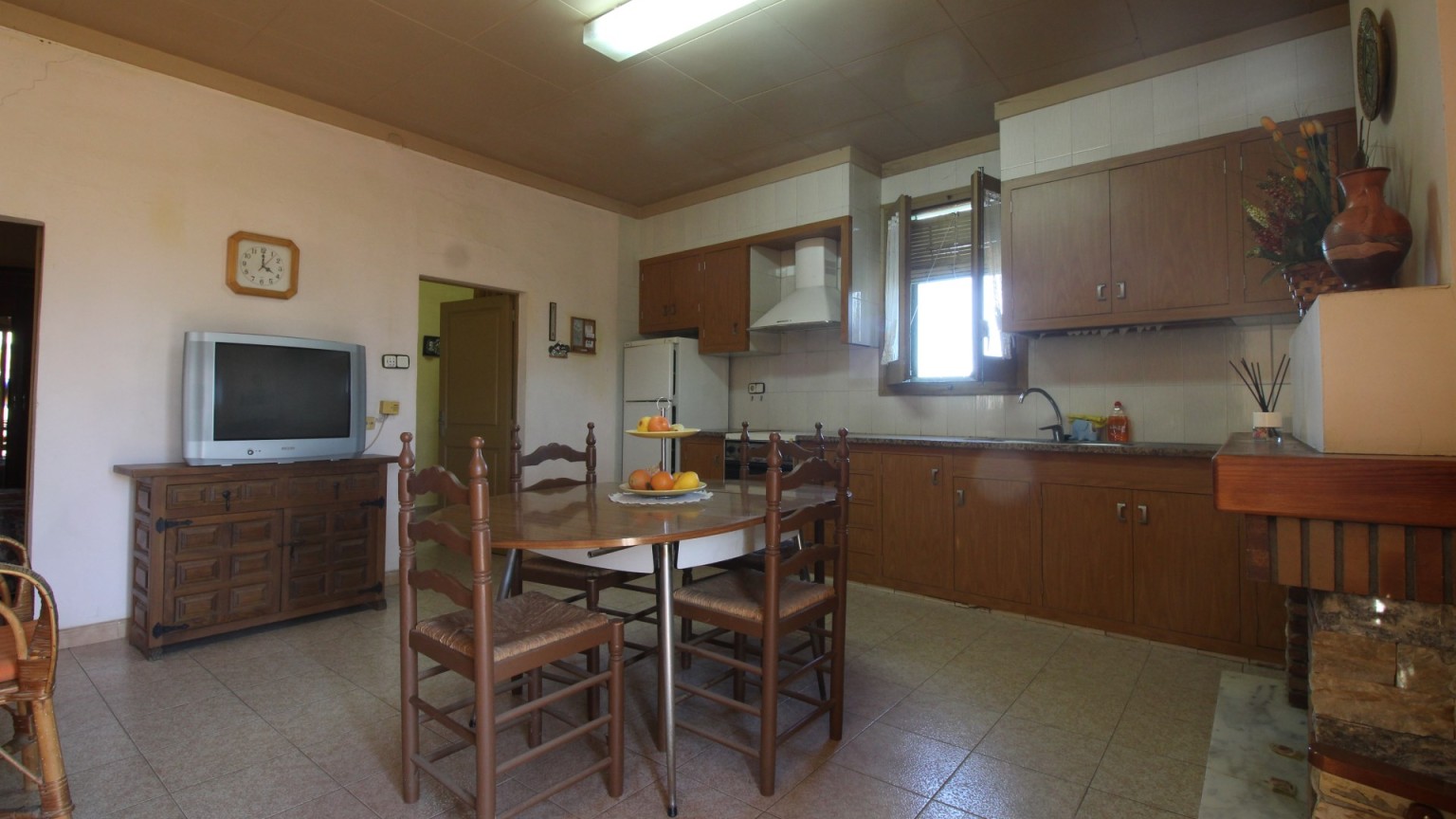 Masia rústica en venta, situada en Vilafant con terreno de 6.561m² y una granja.