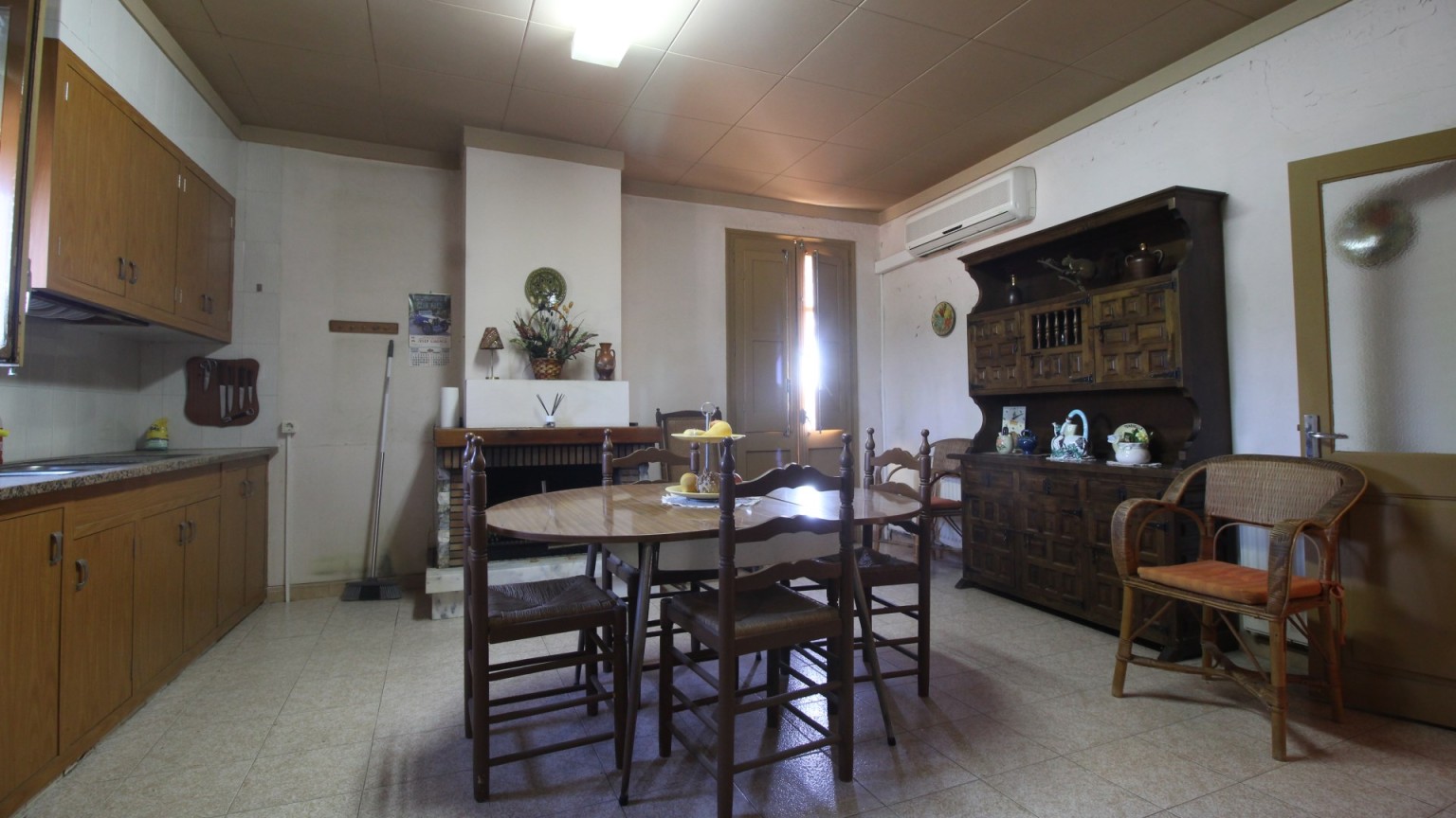 Masia rústica en venta, situada en Vilafant con terreno de 6.561m² y una granja.