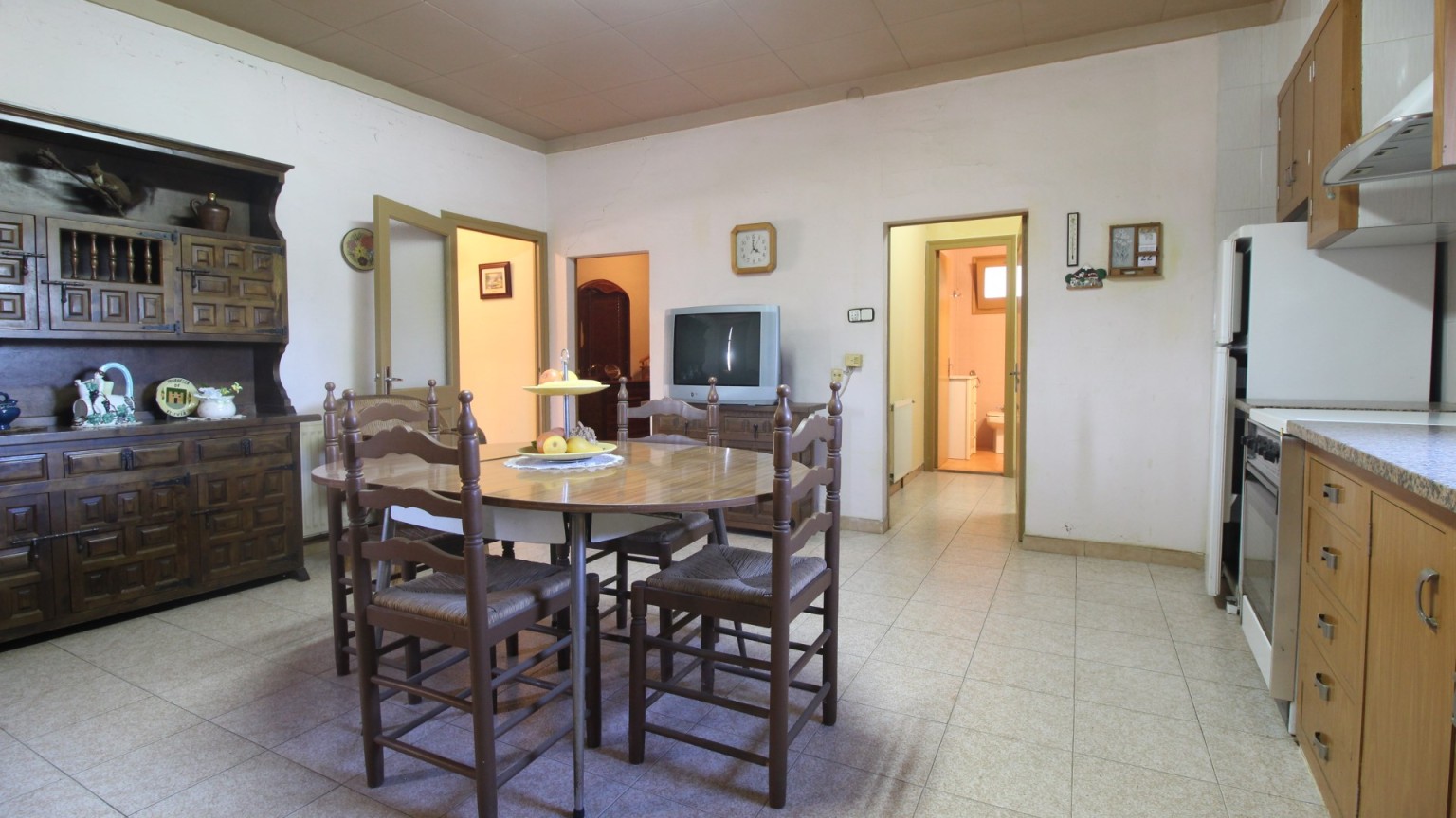 Masia rústica en venta, situada en Vilafant con terreno de 6.561m² y una granja.
