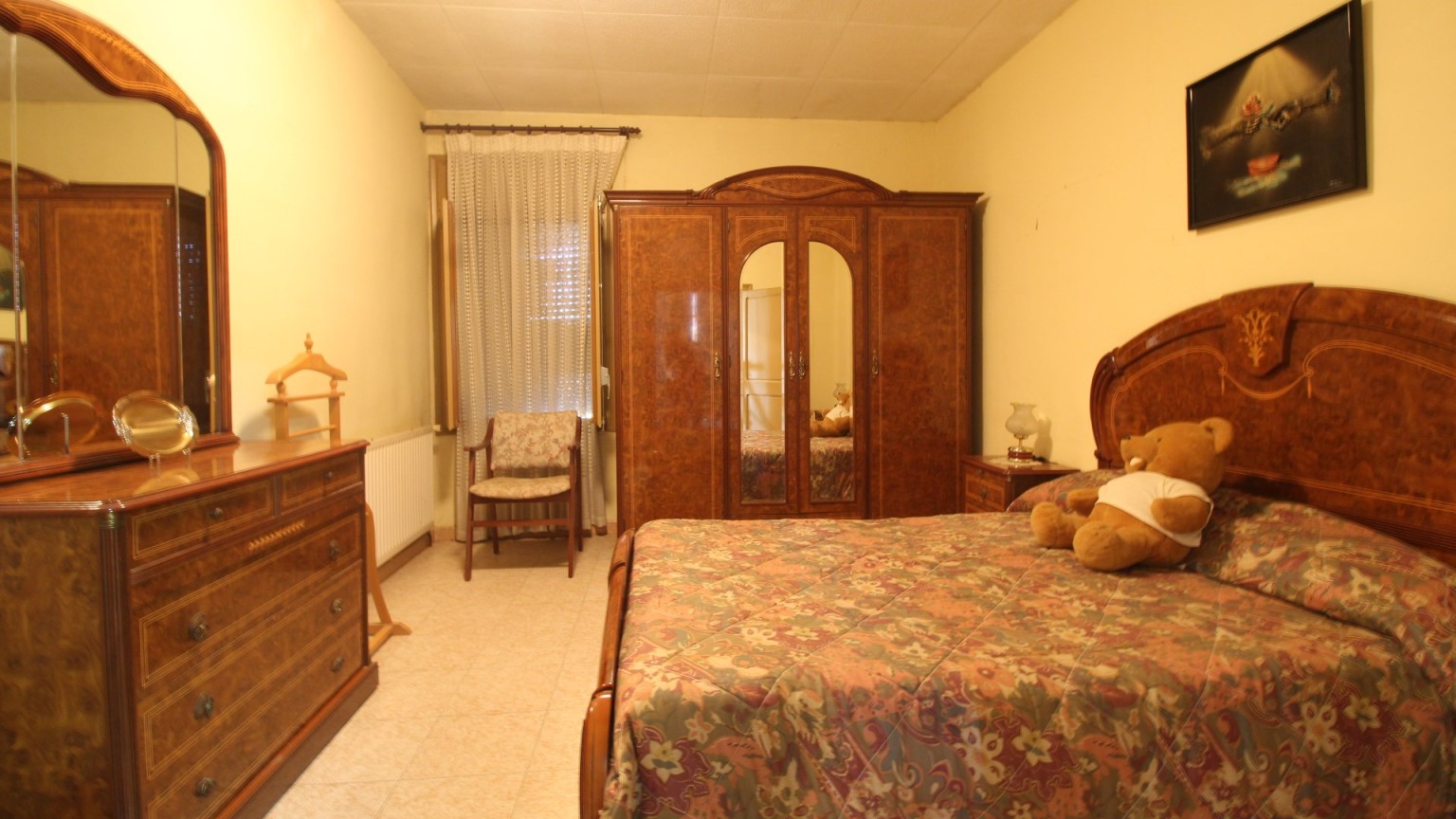 Masia rústica en venta, situada en Vilafant con terreno de 6.561m² y una granja.