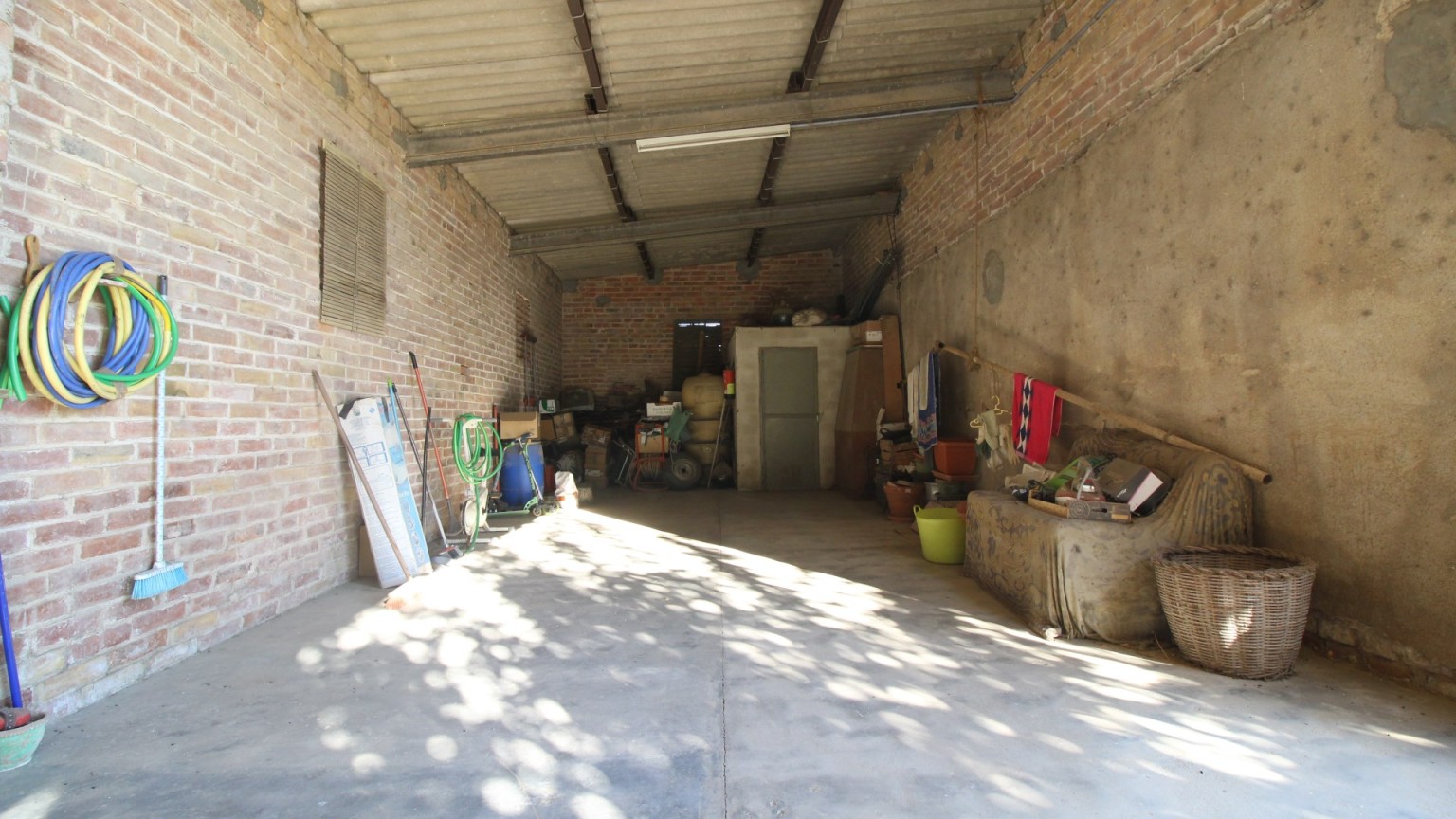 Masia rústica en venta, situada en Vilafant con terreno de 6.561m² y una granja.