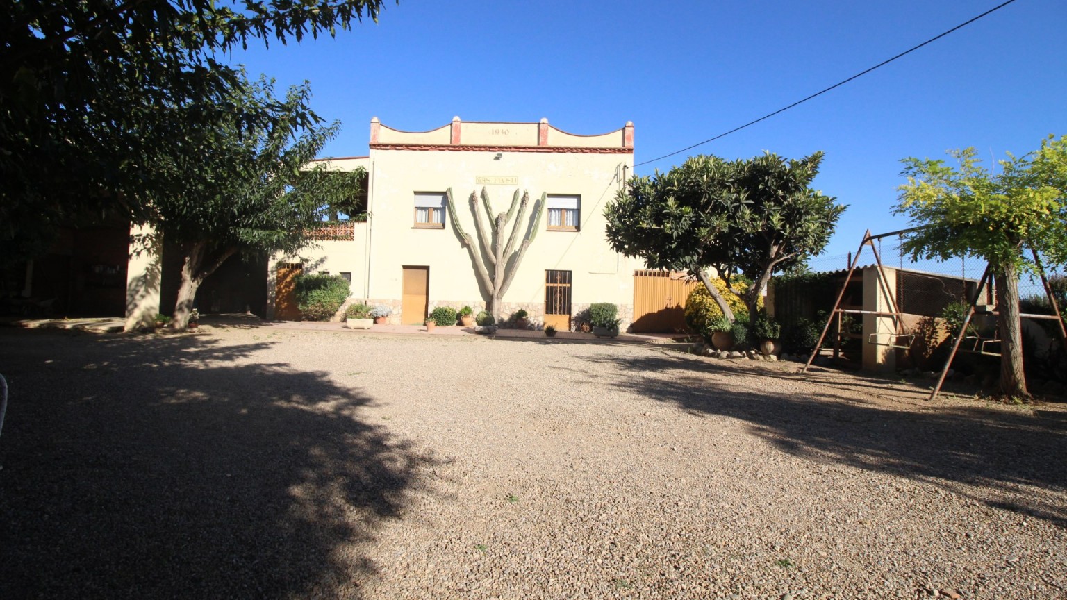 Country house for sale, located in Vilafant with land of 15.309m² and a farm.