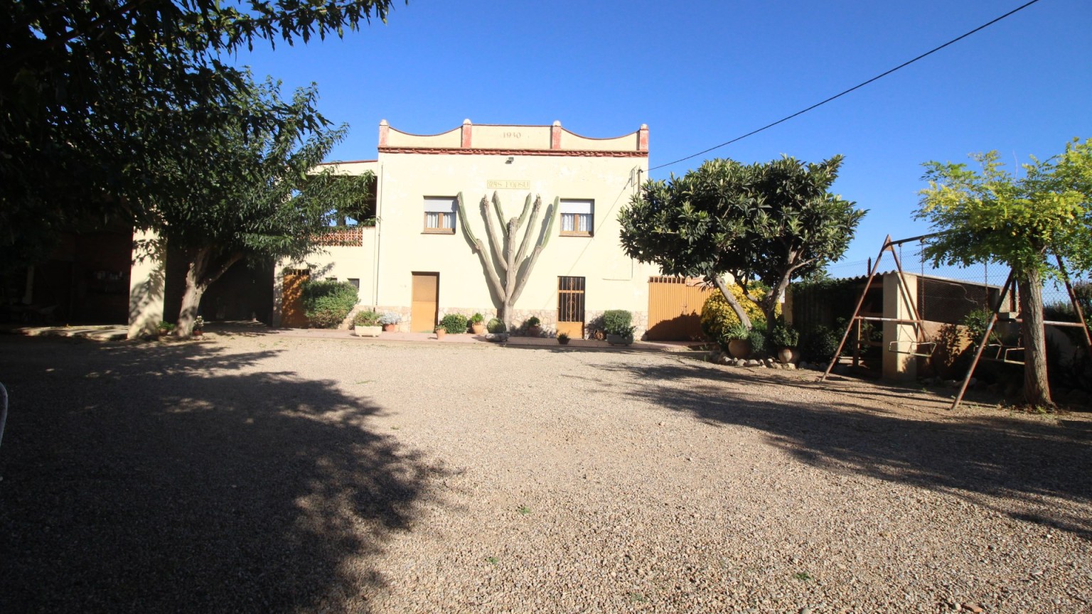 Masia rústica en venta, situada en Vilafant con terreno de 6.561m² y una granja.