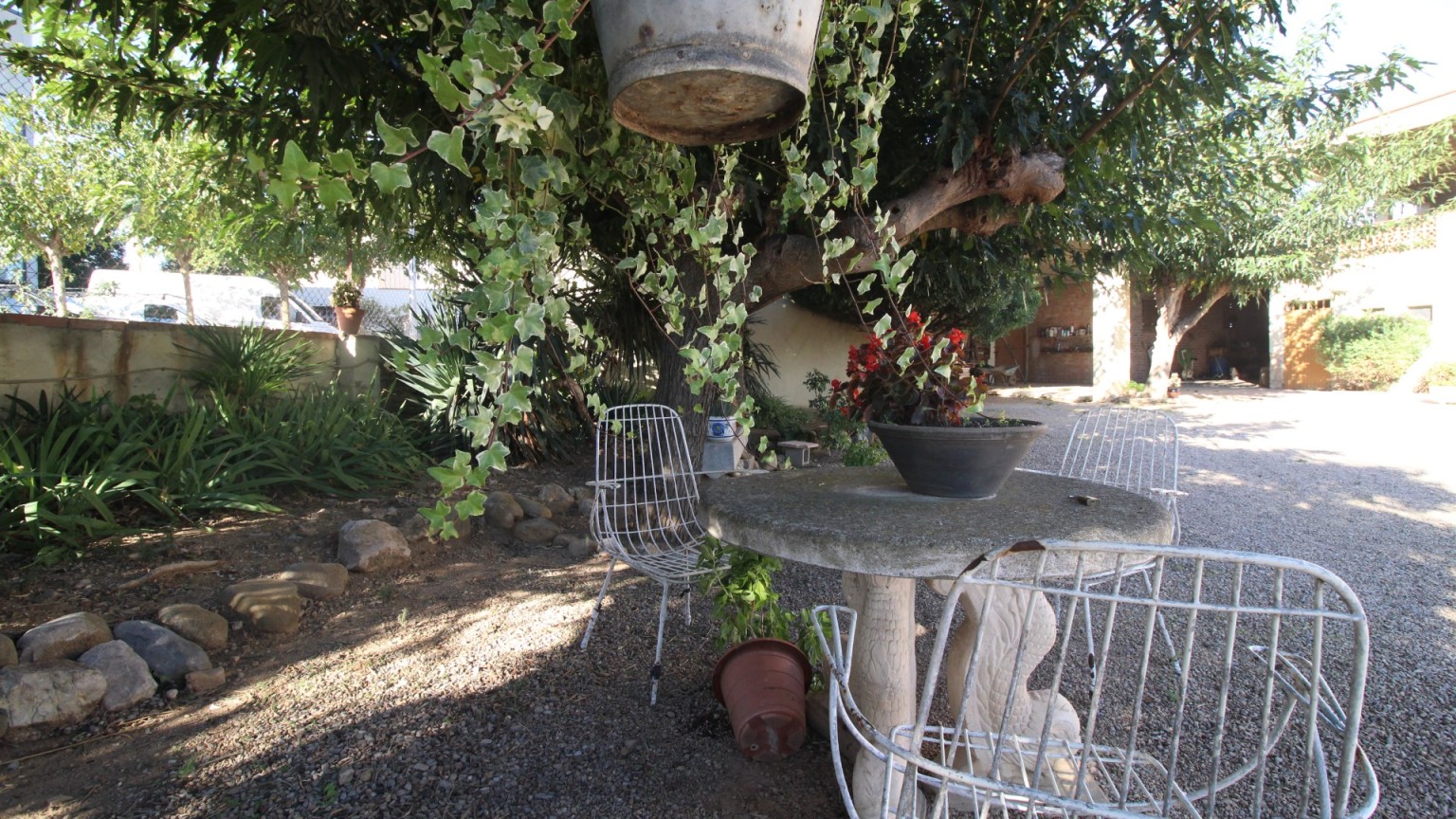 Masia rústica en venta, situada en Vilafant con terreno de 6.561m² y una granja.