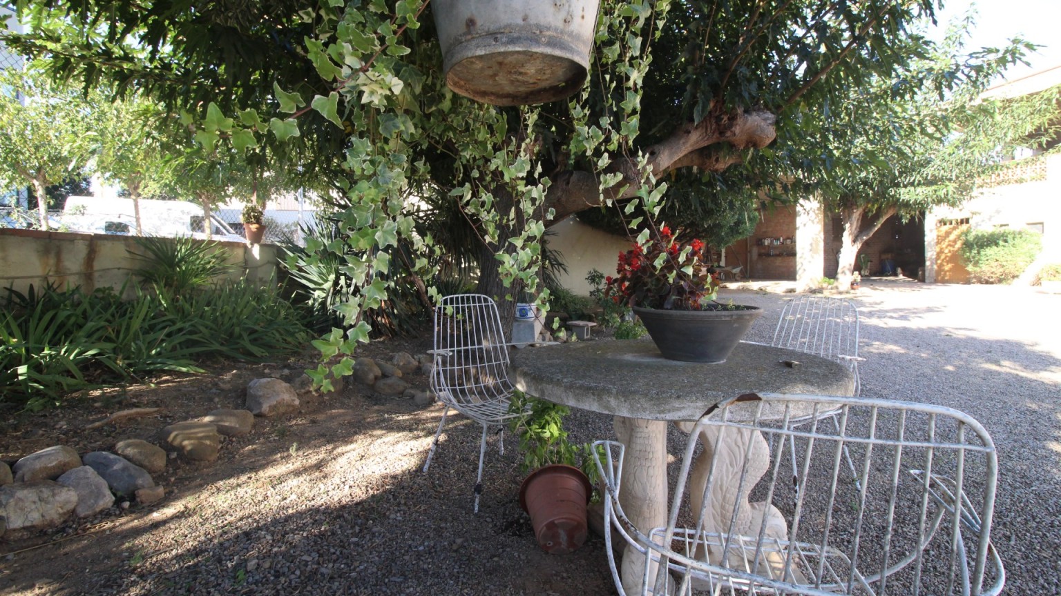 Masia rústica en venda, situada a Vilafant amb terreny de 15.309m² i una granja.