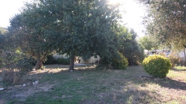 Masia rústica en venda, situada a Vilafant amb terreny de 15.309m² i una granja.