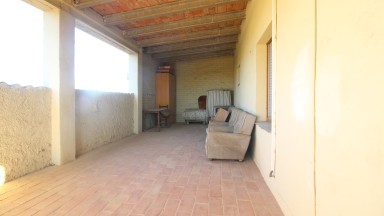 Masia rústica en venta, situada en Vilafant con terreno de 6.561m² y una granja.