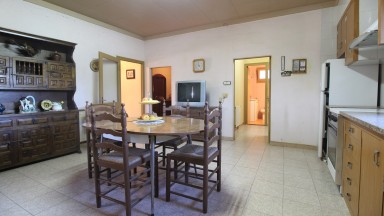 Masia rústica en venta, situada en Vilafant con terreno de 6.561m² y una granja.