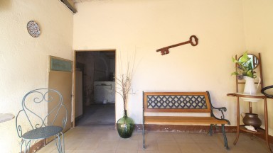 Masia rústica en venta, situada en Vilafant con terreno de 6.561m² y una granja.