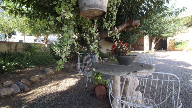 Masia rústica en venta, situada en Vilafant con terreno de 6.561m² y una granja.