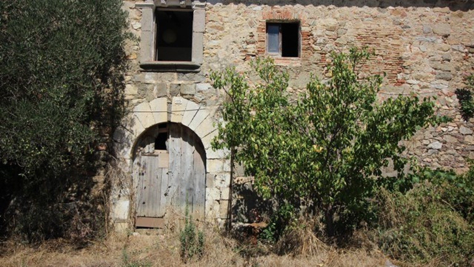 Masia en venta para reformar en Pau, con extenso terreno.