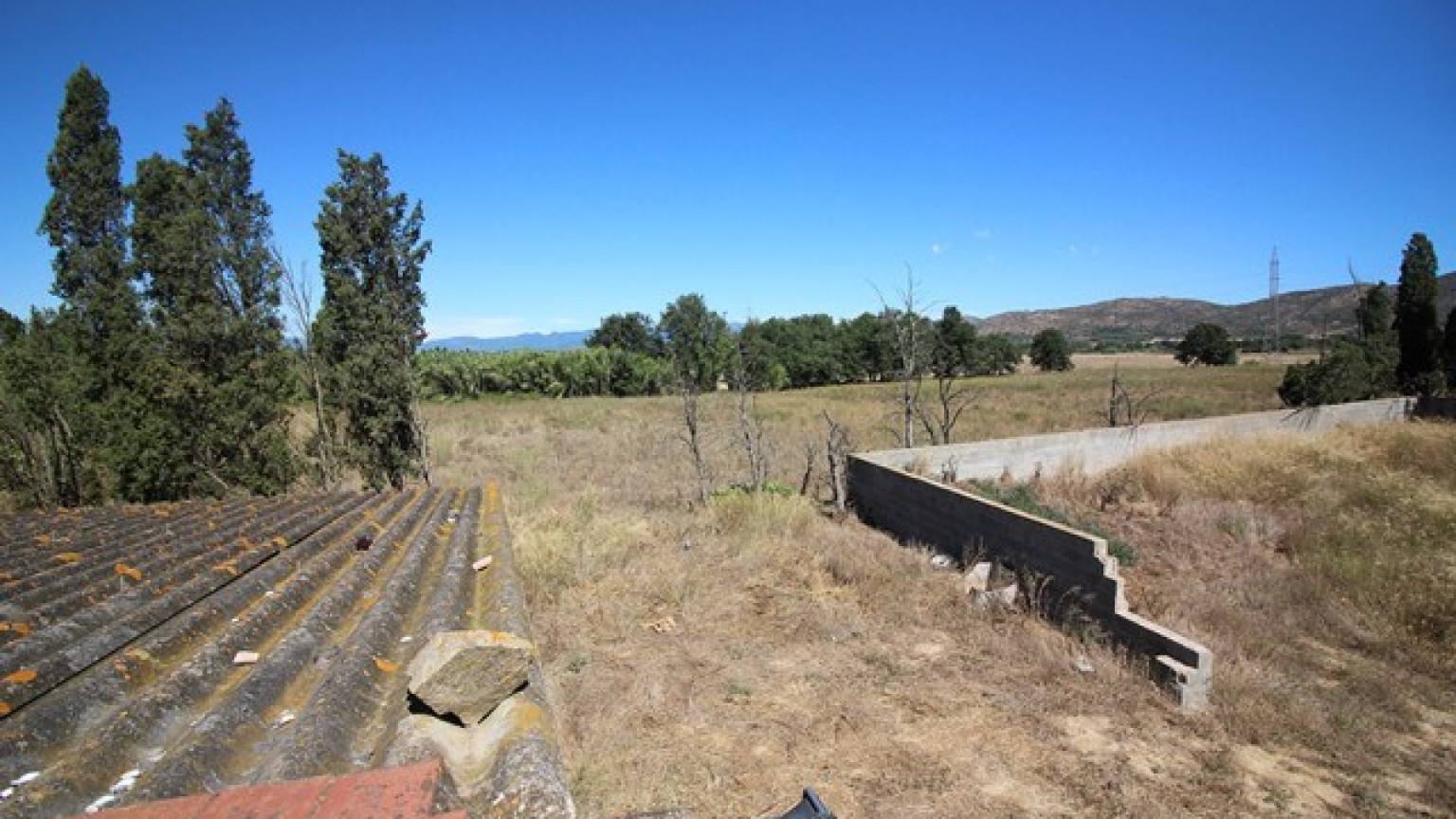 Masia en venta para reformar en Pau, con extenso terreno.