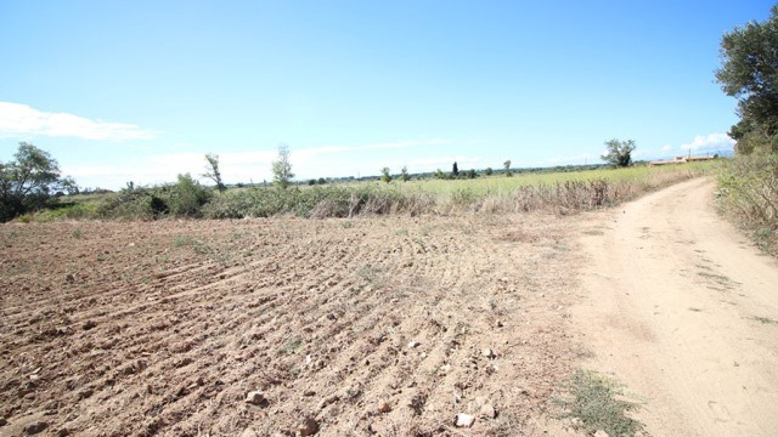 Masia en venta para reformar en Pau, con extenso terreno.