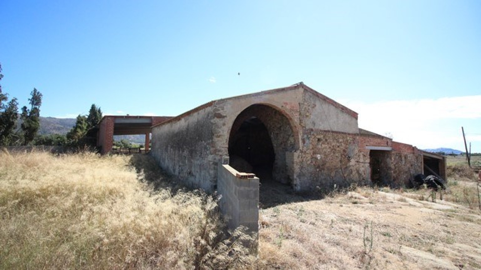 Masia en venta para reformar en Pau, con extenso terreno.