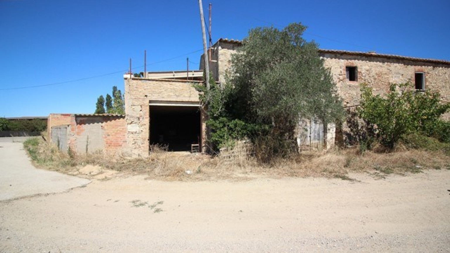 Masia en venda per reformar a Pau, amb extens terreny.