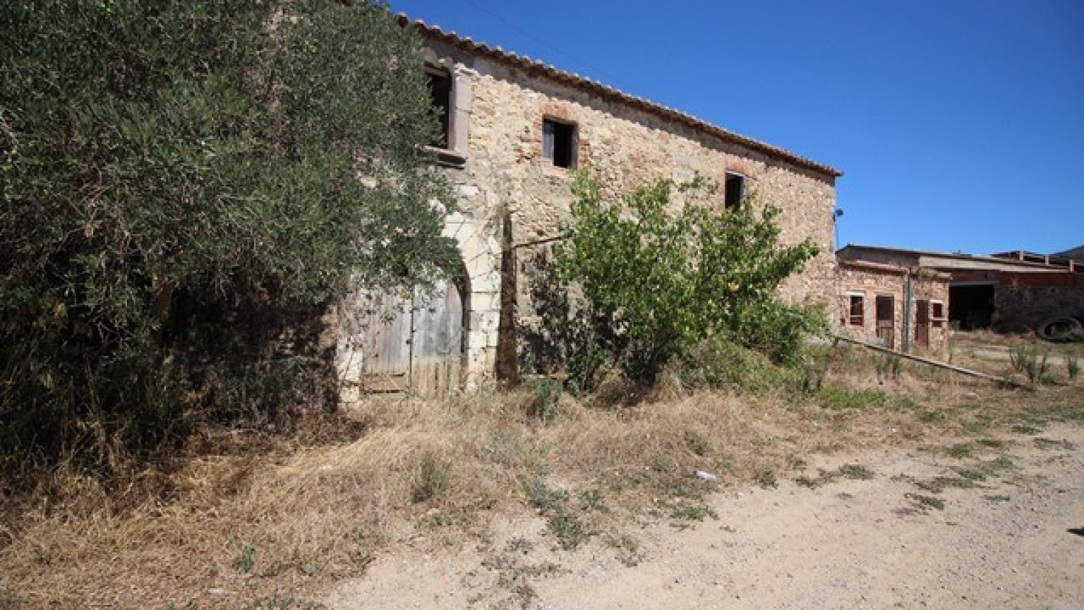 Masia en venta para reformar en Pau, con extenso terreno.