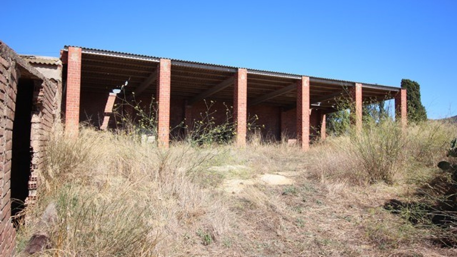 Masia en venta para reformar en Pau, con extenso terreno.