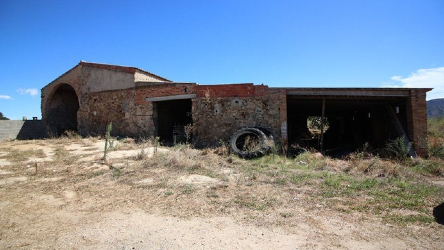 Masia en venta para reformar en Pau, con extenso terreno.