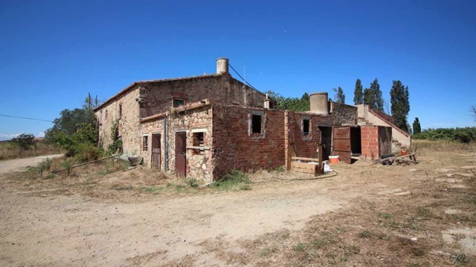 Masia en venta para reformar en Pau, con extenso terreno.