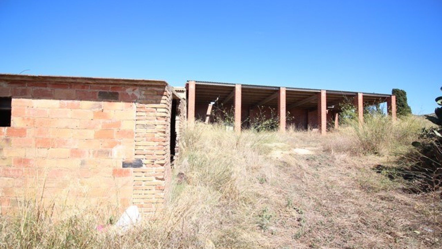 Masia en venta para reformar en Pau, con extenso terreno.