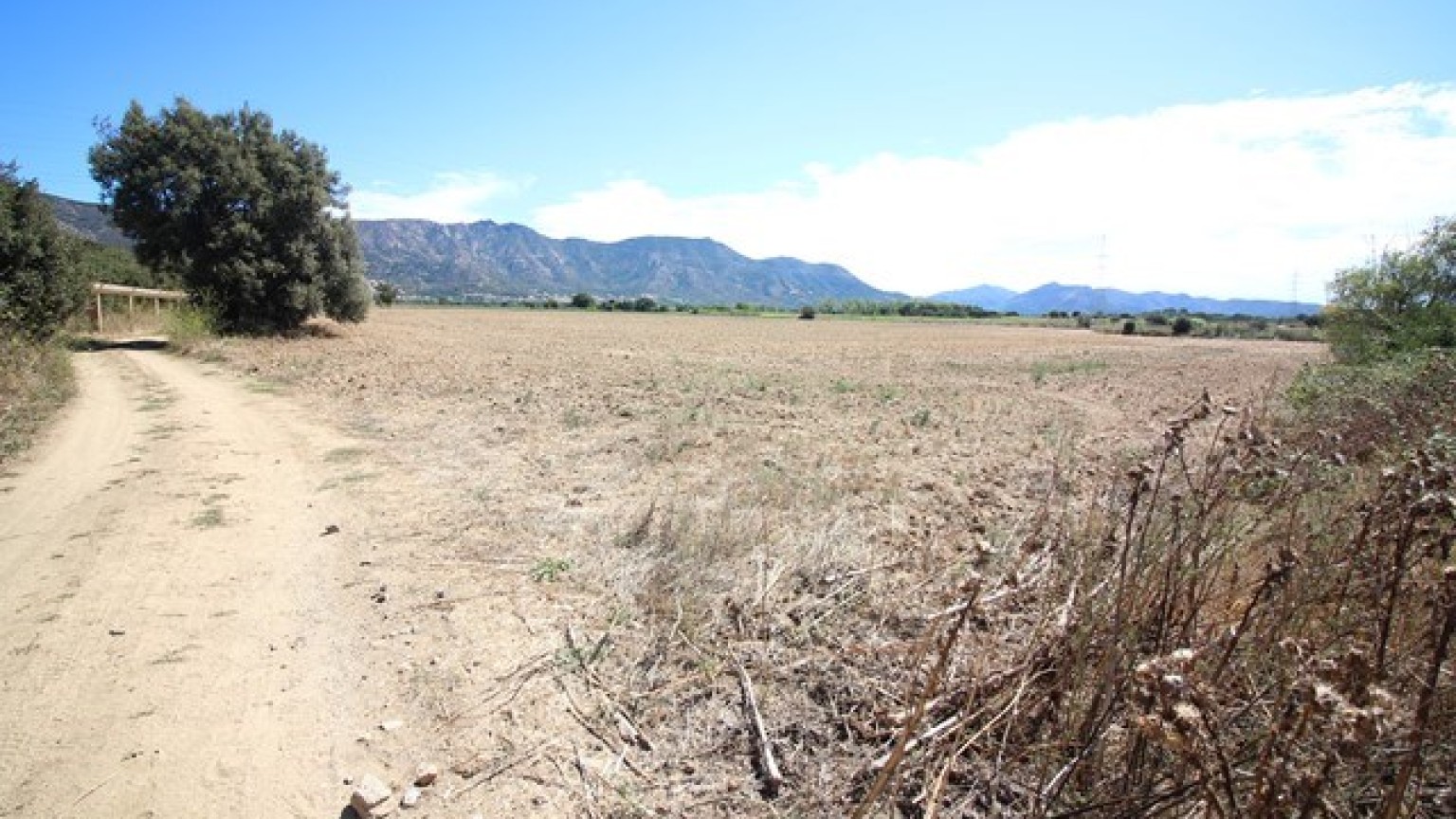 Masia en venta para reformar en Pau, con extenso terreno.