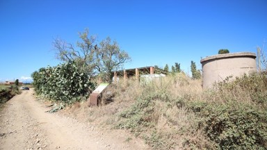 Masia en venta para reformar en Pau, con extenso terreno.