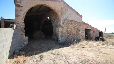 Masia en venta para reformar en Pau, con extenso terreno.