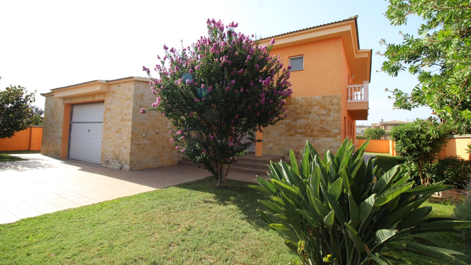 Isolated house in Avinyonet de Puigventós, with garden and pool.