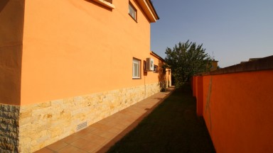 Maison isolée à Avinyonet de Puigventós, avec jardin et piscine.