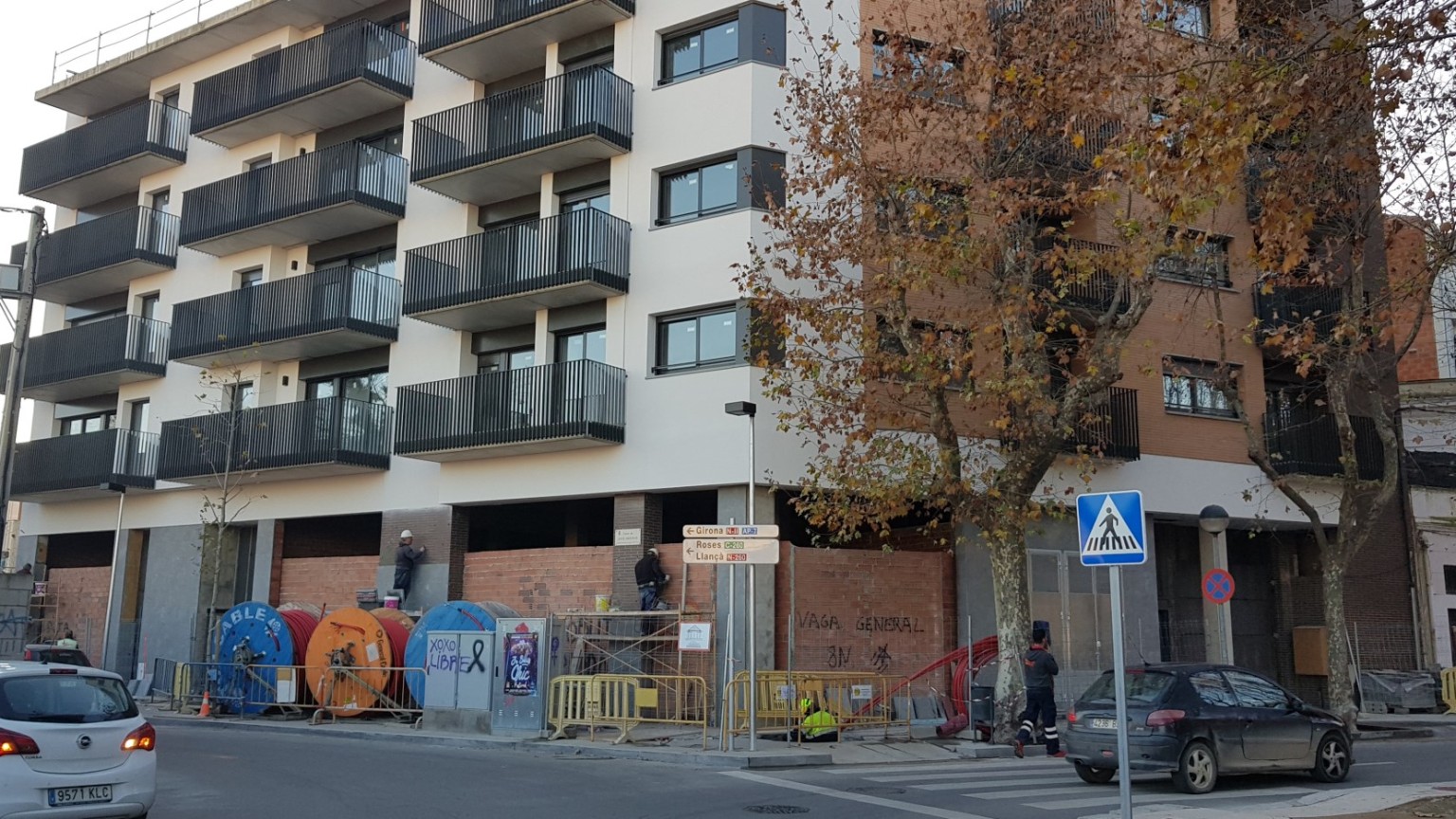 Local situé au centre de la Plaça de l'Estació, idéal pour bureaux, magasins. Sup.400m².